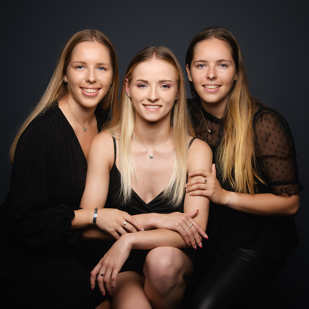 Les trois sœurs Bertrand qui prennent la pose au Studio à Nantes