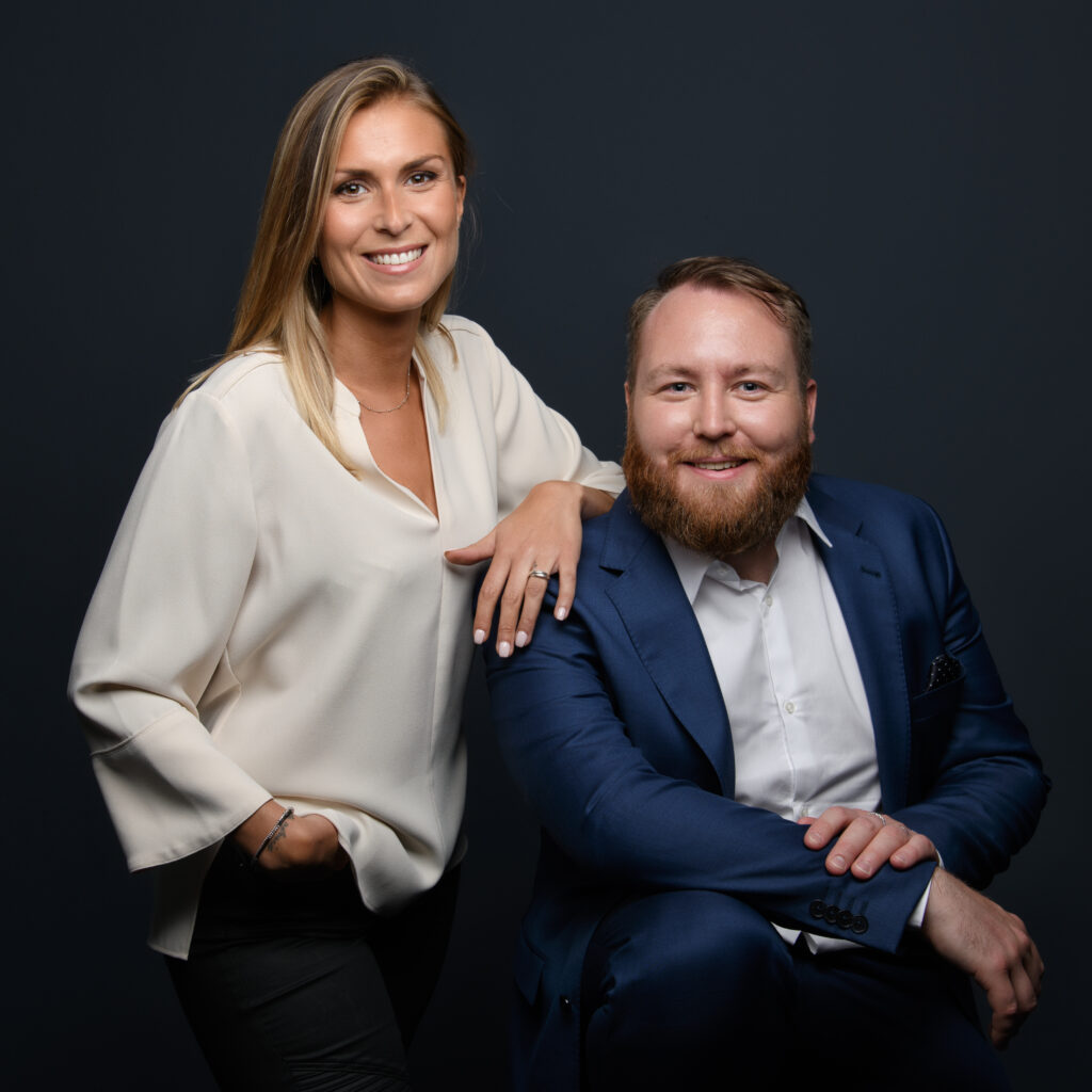 Un homme et une femme prenant la pose pour une photo professionnelle