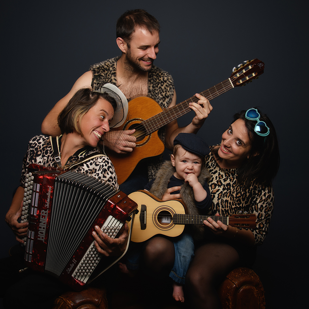 La famille Voineau qui prend la pose avec des guitares